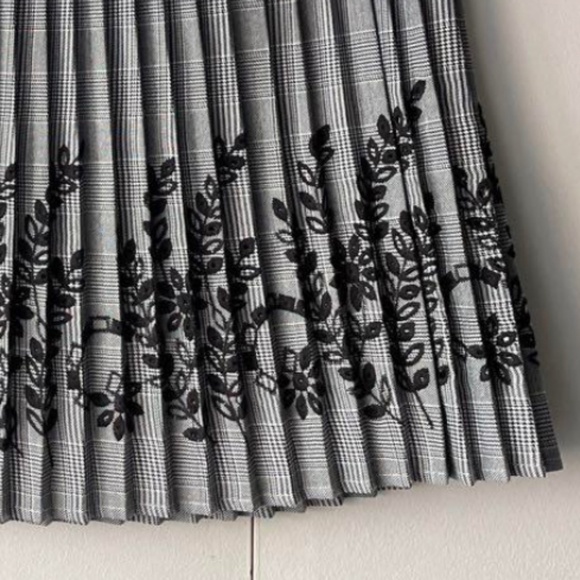 Zara Midi Skirt Pleated Houndstooth Embroidered Flowers White/Black like new XS - Picture 4 of 12